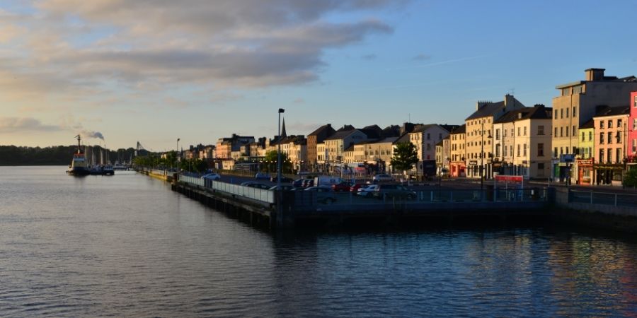 Vista de la Ciudad Irlandesa de Waterford por la tarde