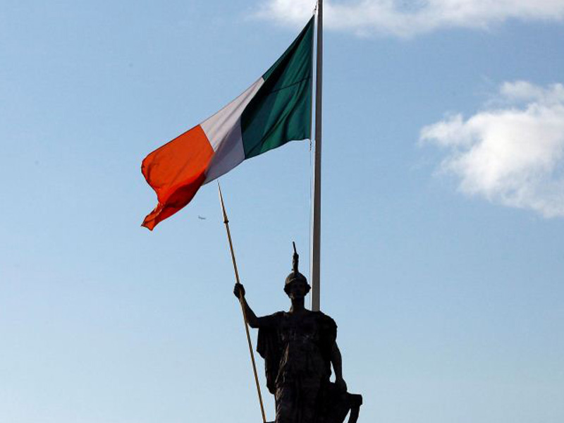 bandera de irlanda ondeando