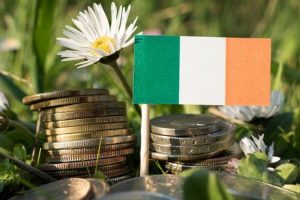 Foto de Monedas de Irlanda Antes del Euro y Bandera Irlandesa
