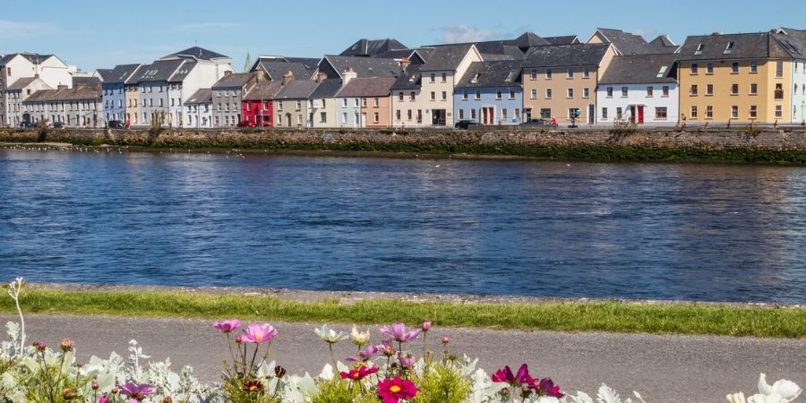 Galway vista junto al agua en Irlanda