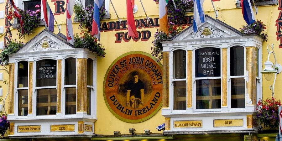 Fachada de un Pub de Dublin vs Cork en Irlanda