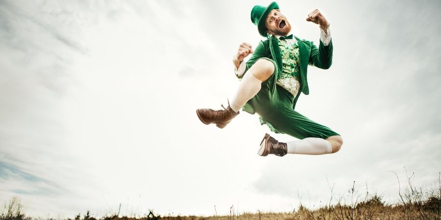 Baile Irlandes de hombre disfrazado de duende celta