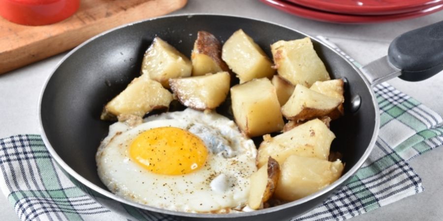 Huevo frito y patatas Irlandeses por la mañana lo hace muy energético para el resto del día 