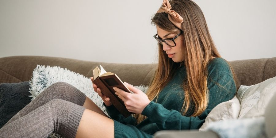 Pupilo de inglés intensivo leyendo un libro en su alojamiento en Irlanda