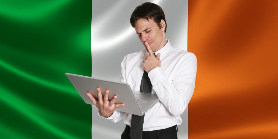Irlanda Nacionalidad Hombre analizando en su laptop dartos interesantes para colocar nombres irlandeses