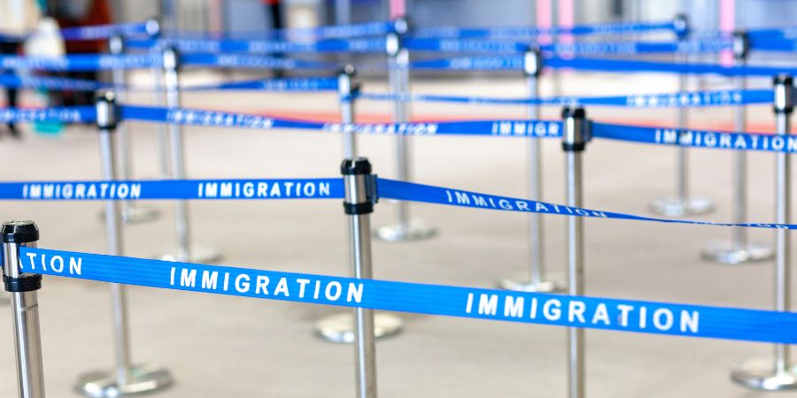 dudas de agente migratorio en aeropuerto de irlanda