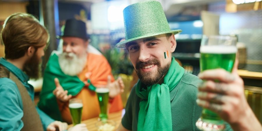 Alumno de inglés en Irlanda disfrutando en un pub
