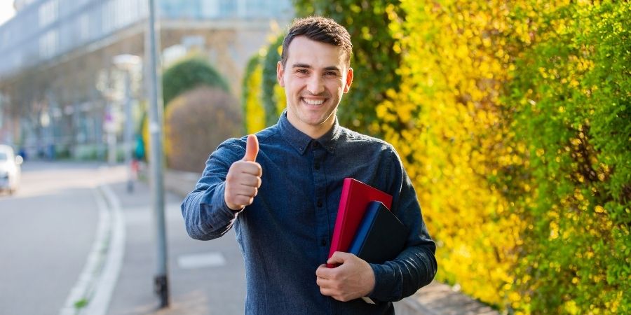 Alumno mexicano de inglés general en Irlanda feliz de renovar la visa de estudiante