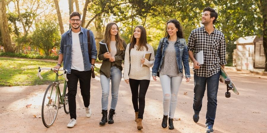 Grupo de estudiantes uruguayos caminando en Irlanda