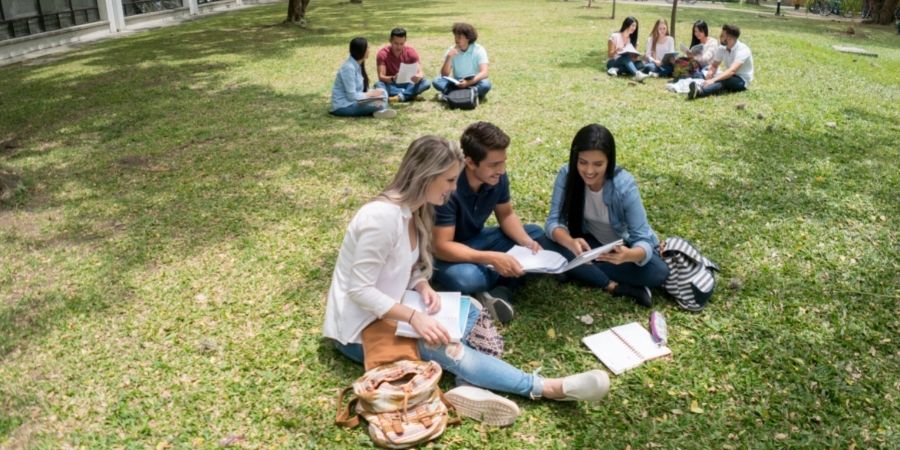 Estudiantes hondureños  disfrutando de tiempo libre en un  campus de Irlanda