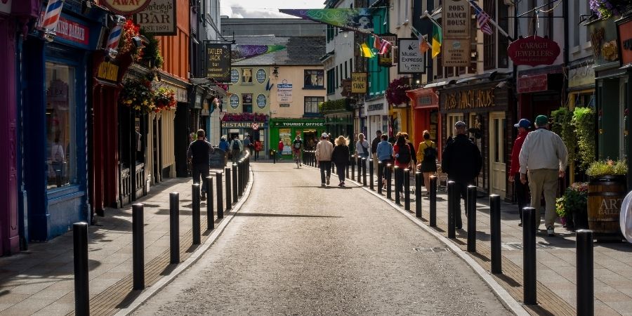 Personas caminando por Killarney Irlanda