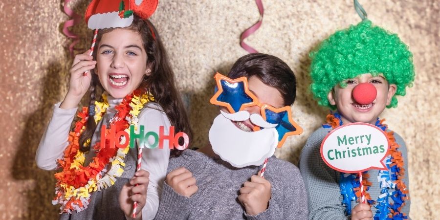Niños celebrando la llegada de la navidad a Irlanda
