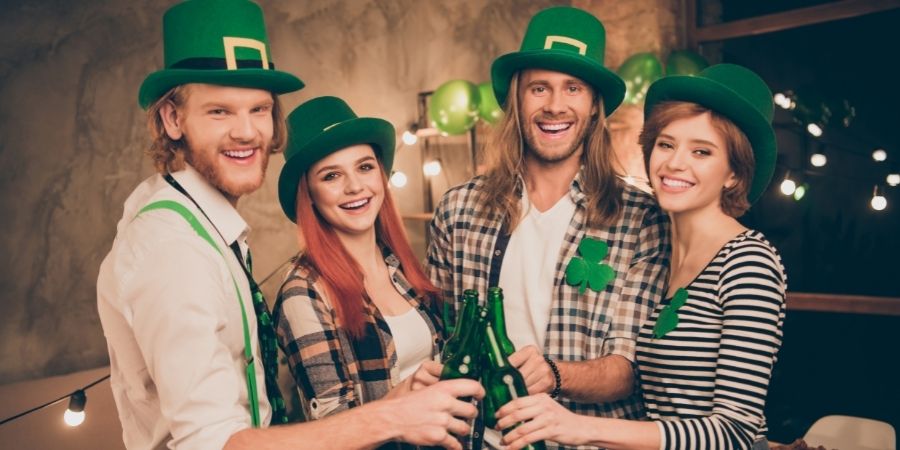 Personas irlandesas compartiendo en el Saint Patrick day