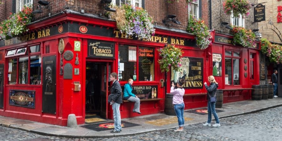 Estudiantes en inglés veraniego compartiendo momentos en pub irlandes