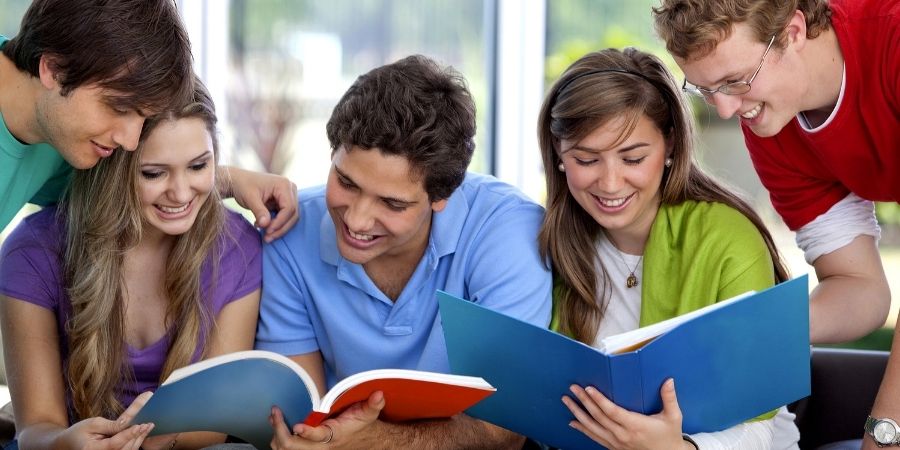 Estudiantes de inglés felices de estar en una institución o academia