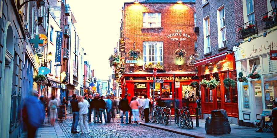 Irlanda Nacionalidad Mirada al Pub Temple Bar Que Ver en Irlanda con mucha gente alrededor