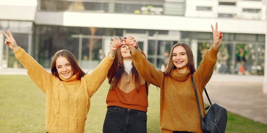 Tres mujeres estudiantes felices de estudiar inglés en Irlanda del Norte