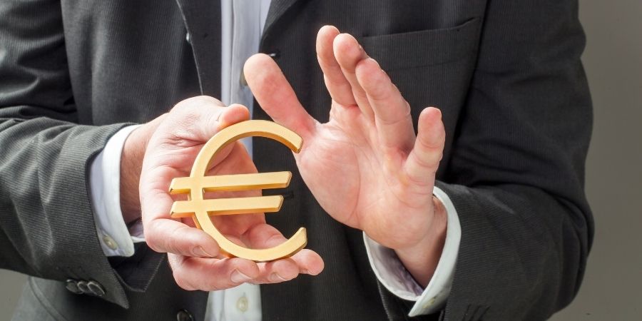 Persona mostrando el símbolo del Euro