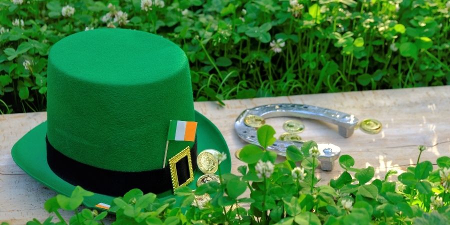 Trébol de tres ojas de Irlanda símbolo de cultura celta