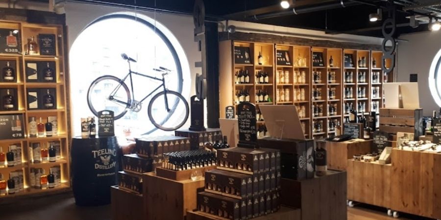 Teeling Whiskey Distillery mostrando una expensa selección de licores