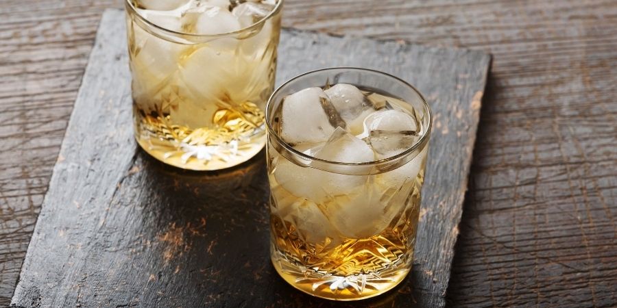 El buen whisky Jameson servido refrescantemente en las rocas